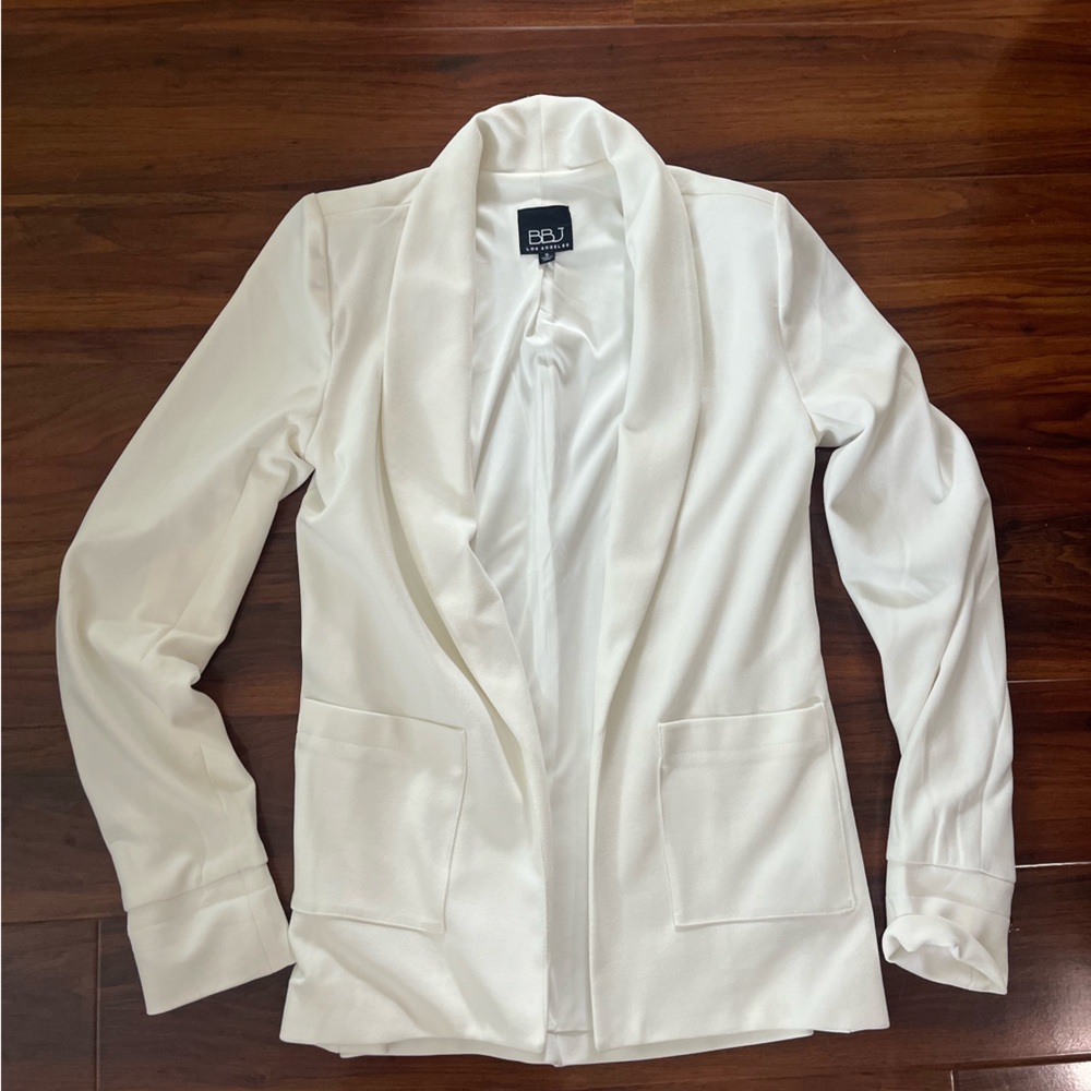 BBJ Like new Women's white Shawl Collar Blazer